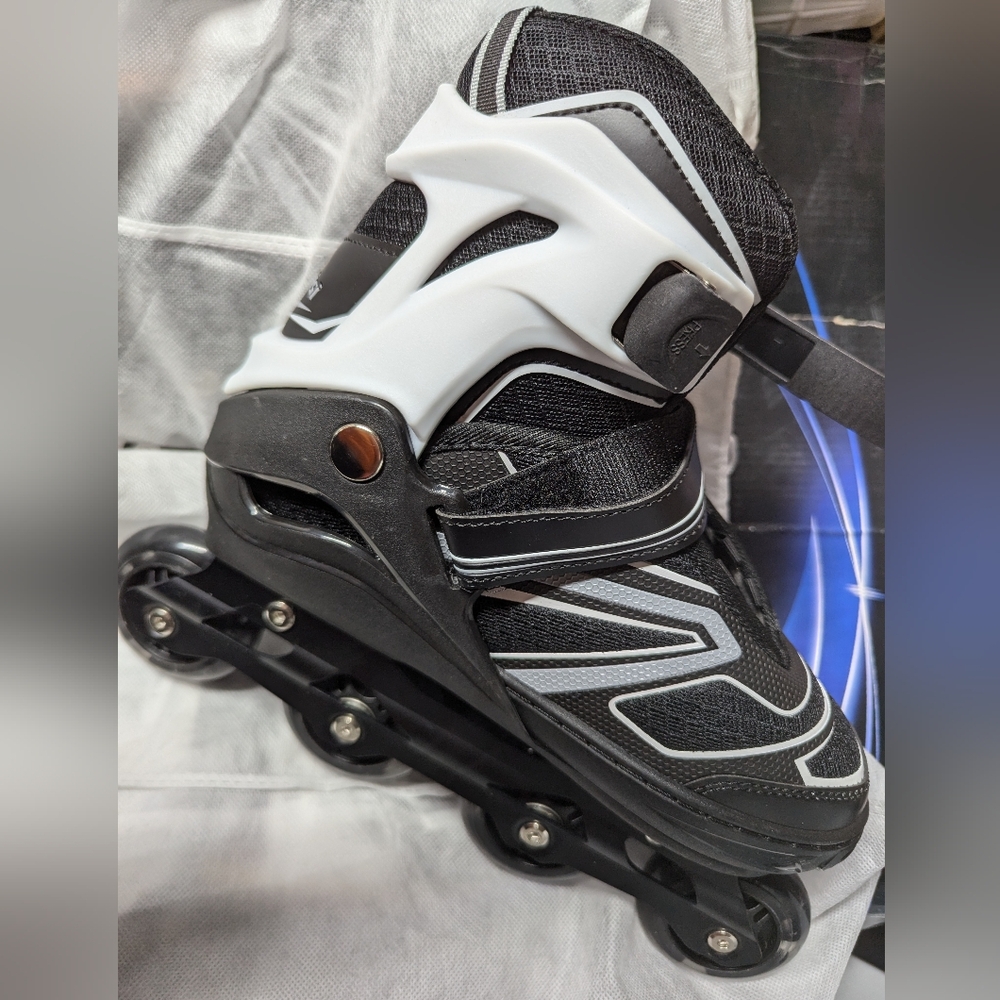 KIDS L.E.D ROLLER SKATES - Picture 2 of 6